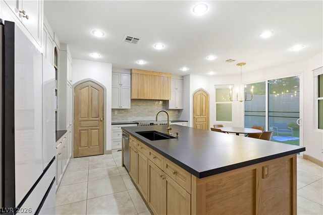 9404 Forest Edge Avenue, Las Vegas, NV 89149
