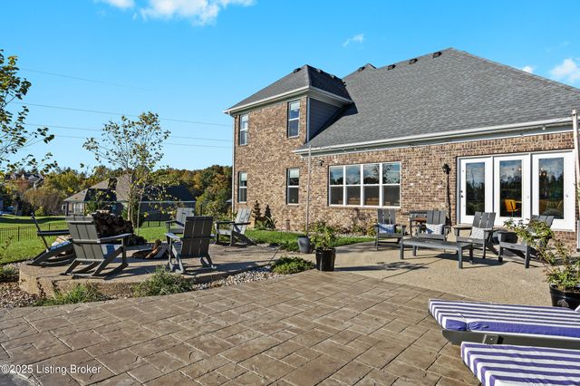 17121 Shakes Creek Dr, Louisville, KY 40023