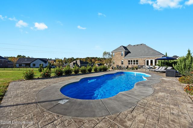 17121 Shakes Creek Dr, Louisville, KY 40023