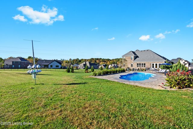 17121 Shakes Creek Dr, Louisville, KY 40023