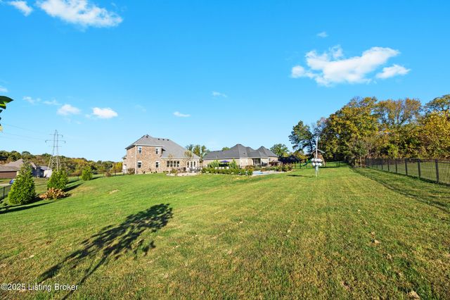 17121 Shakes Creek Dr, Louisville, KY 40023