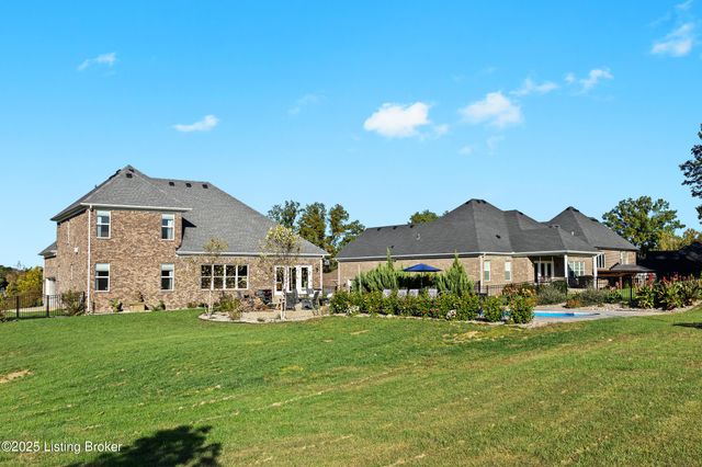 17121 Shakes Creek Dr, Louisville, KY 40023