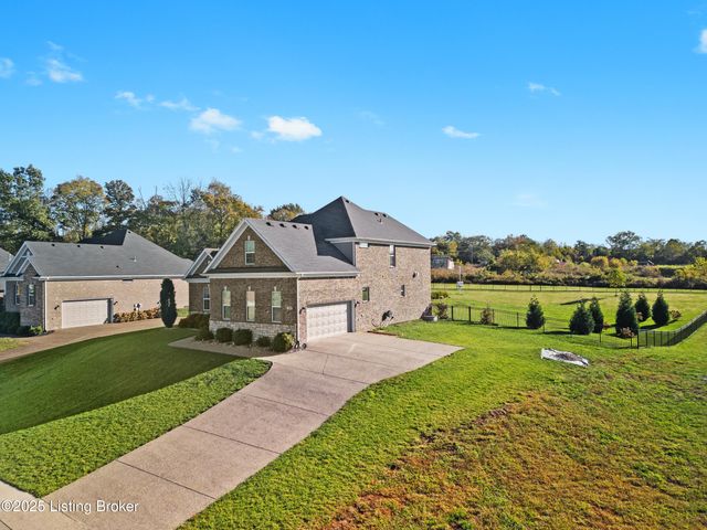 17121 Shakes Creek Dr, Louisville, KY 40023