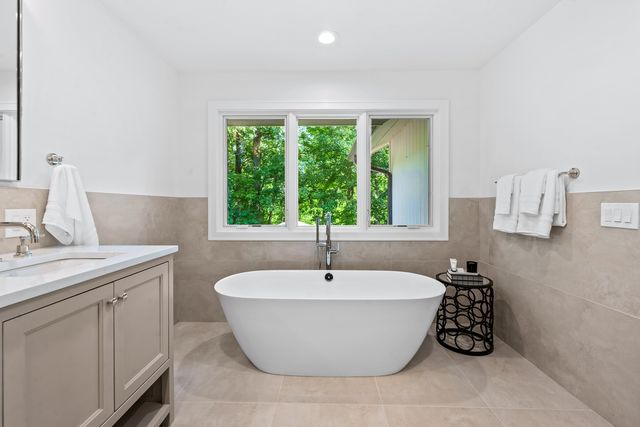 1221 Loch Lane, Lake Forest, IL 60045
