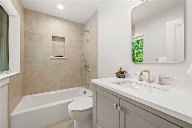 1221 Loch Lane, Lake Forest, IL 60045