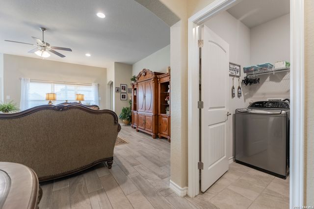 133 Grand View, Floresville, TX 78114