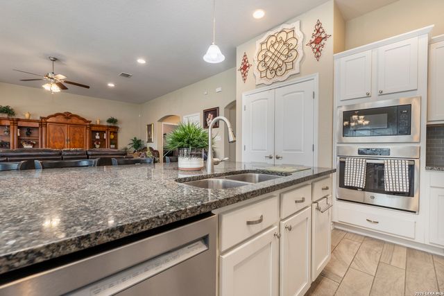 133 Grand View, Floresville, TX 78114