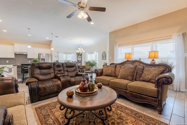 133 Grand View, Floresville, TX 78114