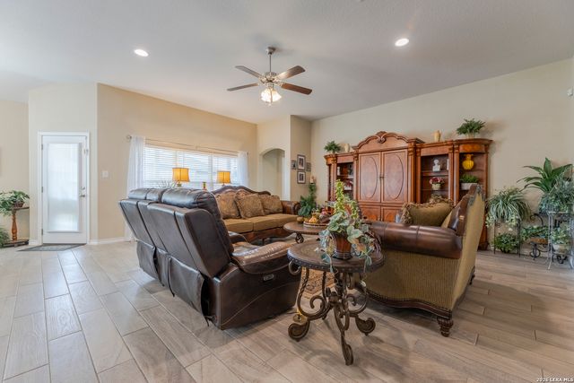 133 Grand View, Floresville, TX 78114