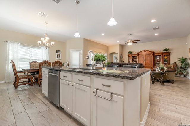 133 Grand View, Floresville, TX 78114