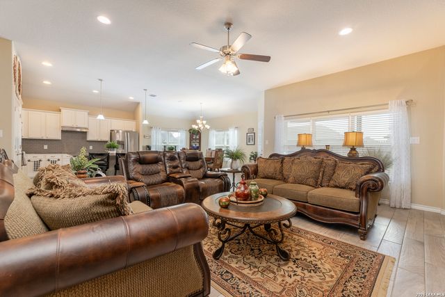 133 Grand View, Floresville, TX 78114