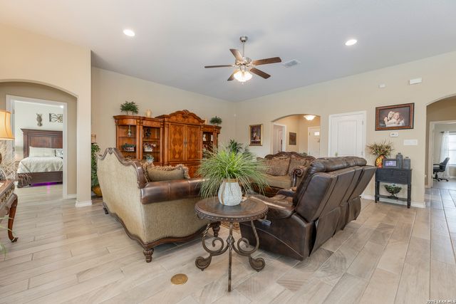 133 Grand View, Floresville, TX 78114