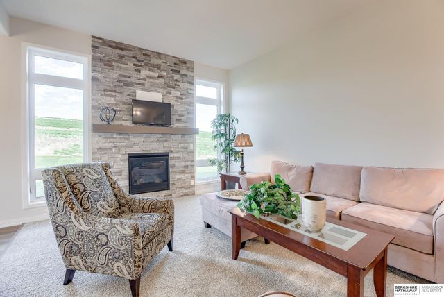 11002 N 159 Avenue, Bennington, NE 68007