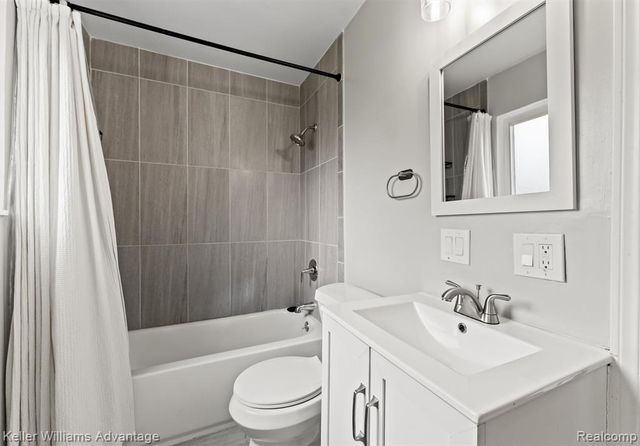 2479 Ivanhoe Drive, West Bloomfield, MI 48324