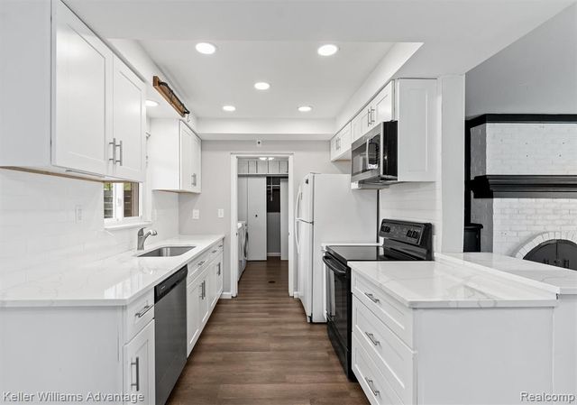 2479 Ivanhoe Drive, West Bloomfield, MI 48324