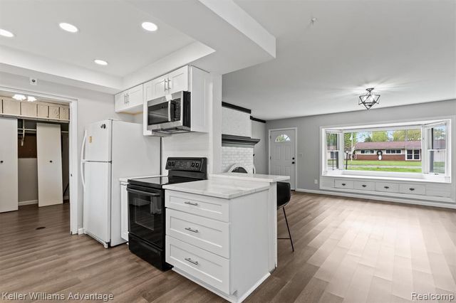 2479 Ivanhoe Drive, West Bloomfield, MI 48324