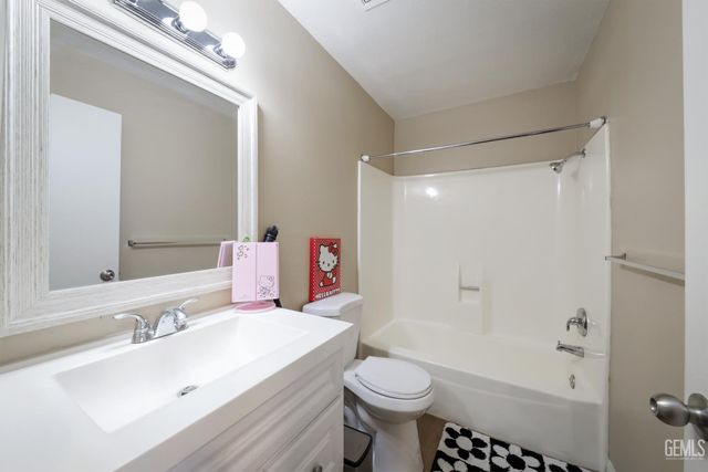 930 Olive Drive 33, Bakersfield, CA 93308