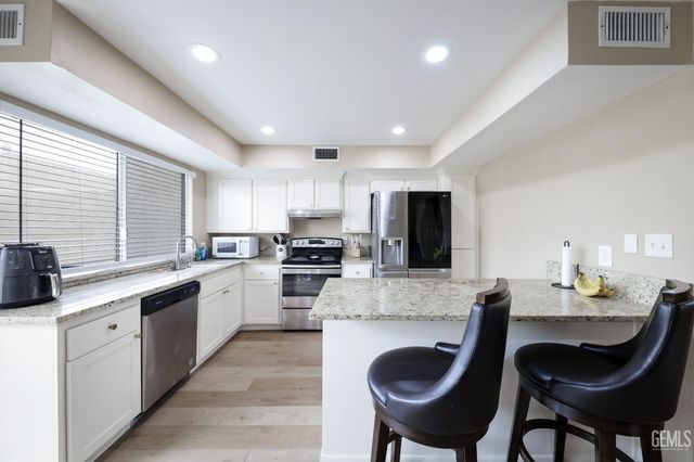 930 Olive Drive 33, Bakersfield, CA 93308