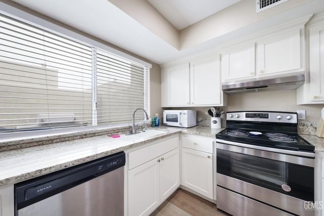 930 Olive Drive 33, Bakersfield, CA 93308