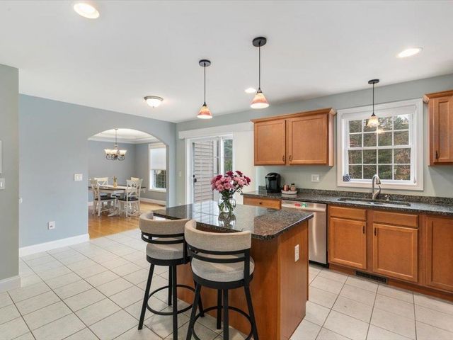 11 Tanager Way, Londonderry, NH 03053