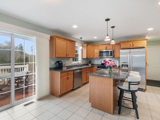 11 Tanager Way, Londonderry, NH 03053