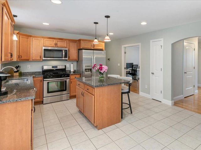 11 Tanager Way, Londonderry, NH 03053