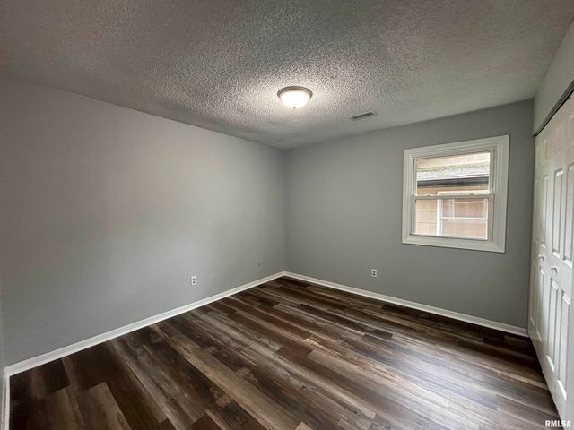 141 N DOUGLAS Avenue, Springfield, IL 62702