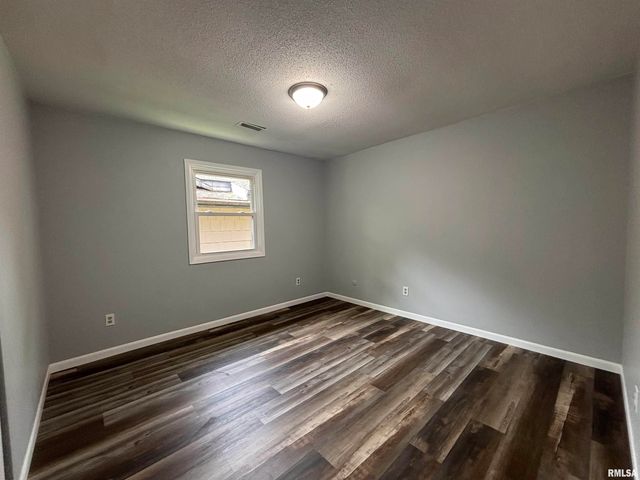 141 N DOUGLAS Avenue, Springfield, IL 62702