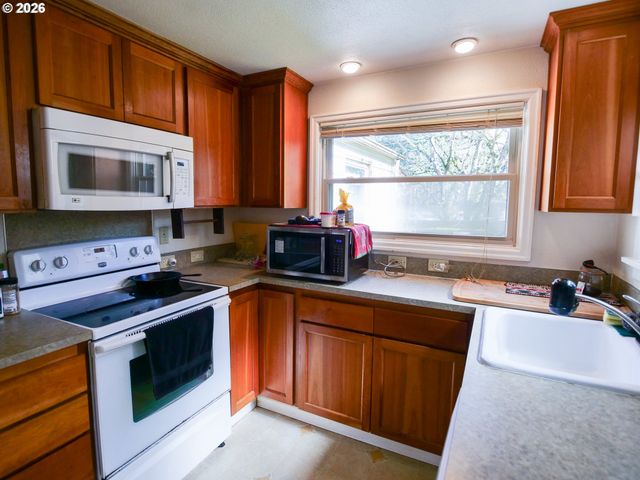 16421 Se WEBSTER Rd, Milwaukie, OR 97267