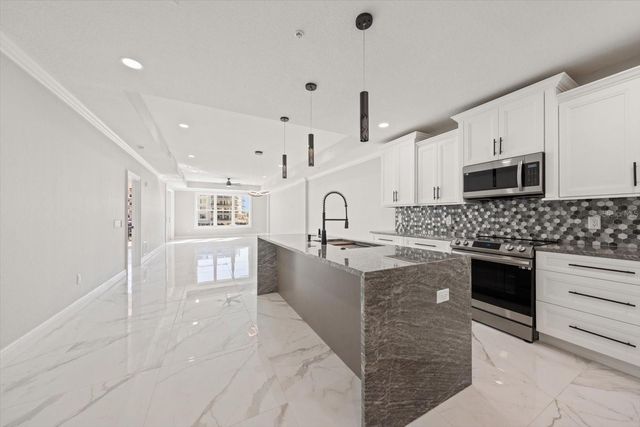 211 DOLPHIN POINT 201, Clearwater, FL 33767