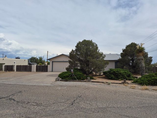 3002 Gay Circle SE, Rio Rancho, NM 87124