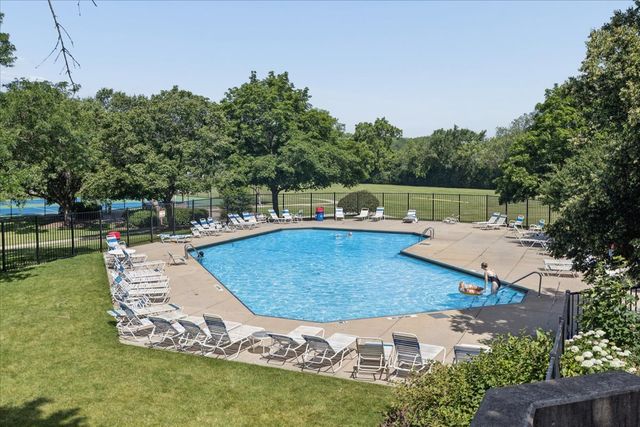 1607 Maple Terrace 2C, Lisle, IL 60532