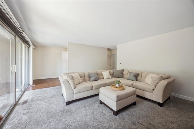 1607 Maple Terrace 2C, Lisle, IL 60532