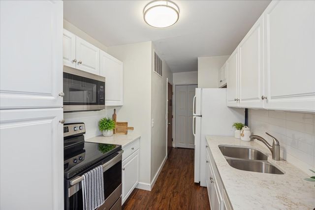 1607 Maple Terrace 2C, Lisle, IL 60532