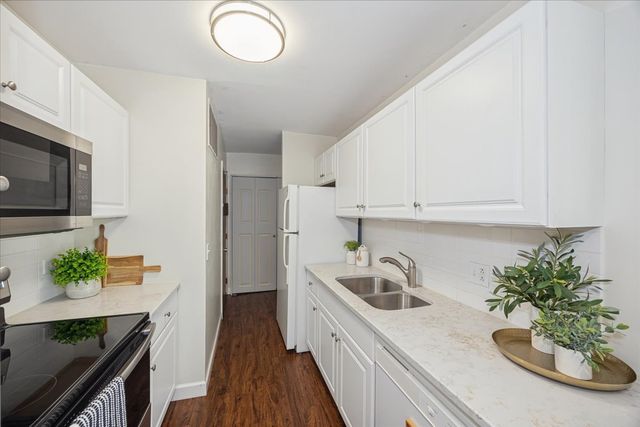 1607 Maple Terrace 2C, Lisle, IL 60532