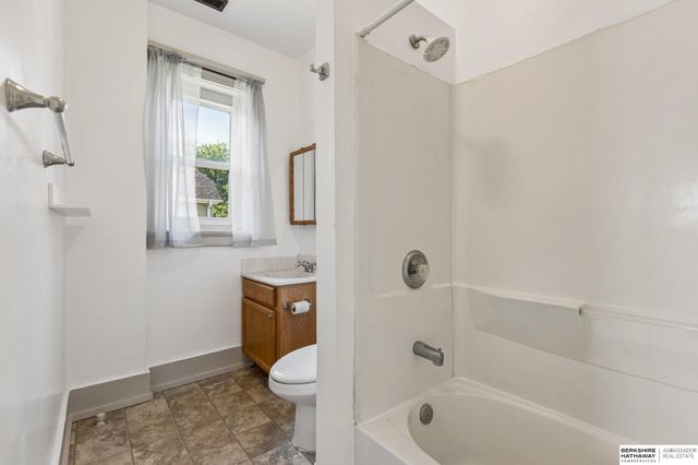 528 S 26th Avenue, Omaha, NE 68105
