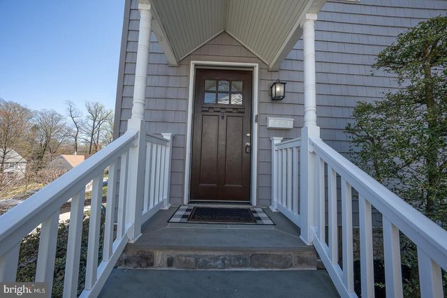 30 MIDLAND AVE, Berwyn, PA 19312