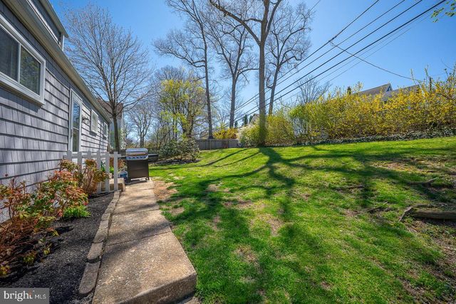 30 MIDLAND AVE, Berwyn, PA 19312