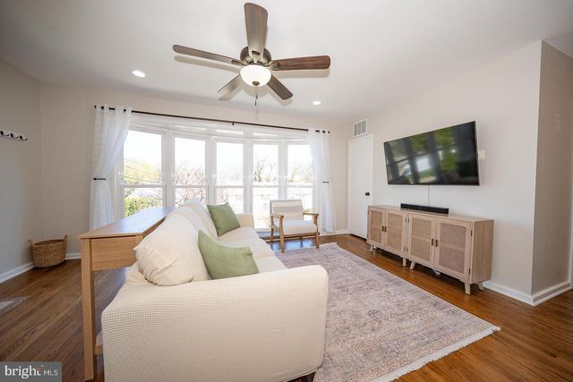 30 MIDLAND AVE, Berwyn, PA 19312