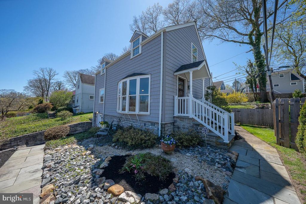 30 MIDLAND AVE, Berwyn, PA 19312