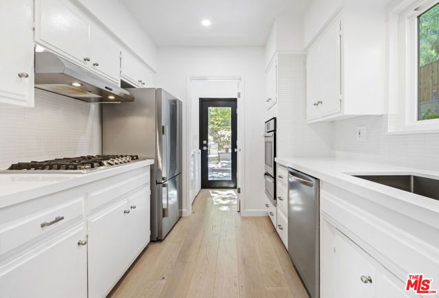 3101 N Beachwood Drive, Los Angeles, CA 90068