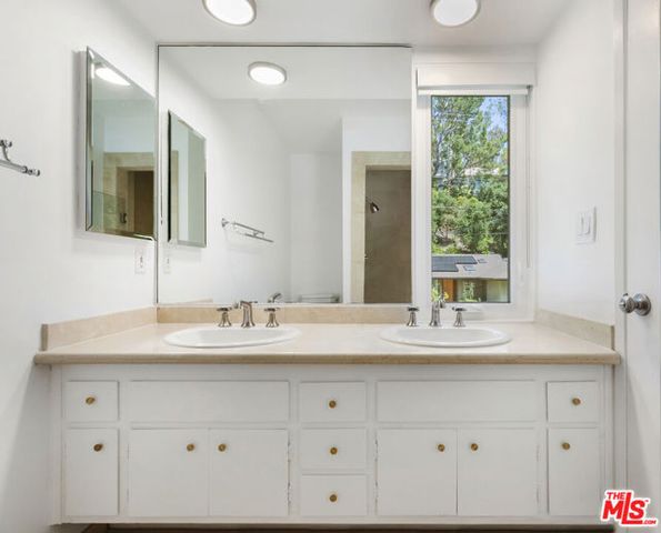 3101 N Beachwood Drive, Los Angeles, CA 90068