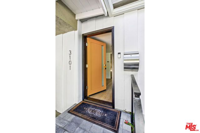 3101 N Beachwood Drive, Los Angeles, CA 90068