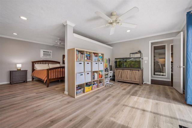 906 Walnut Bend Lane, Houston, TX 77042
