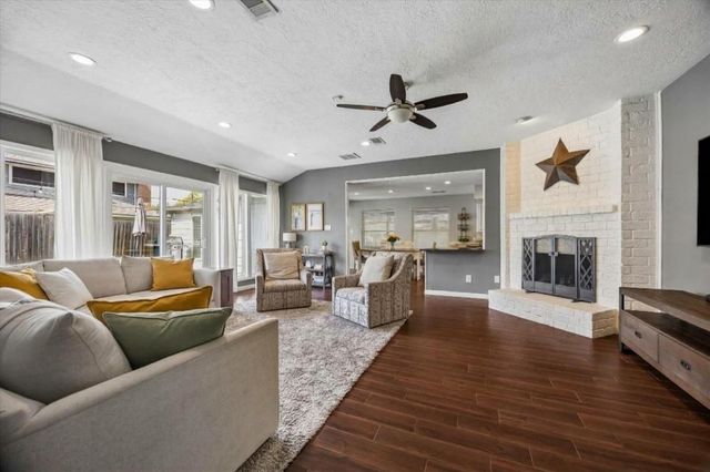 906 Walnut Bend Lane, Houston, TX 77042