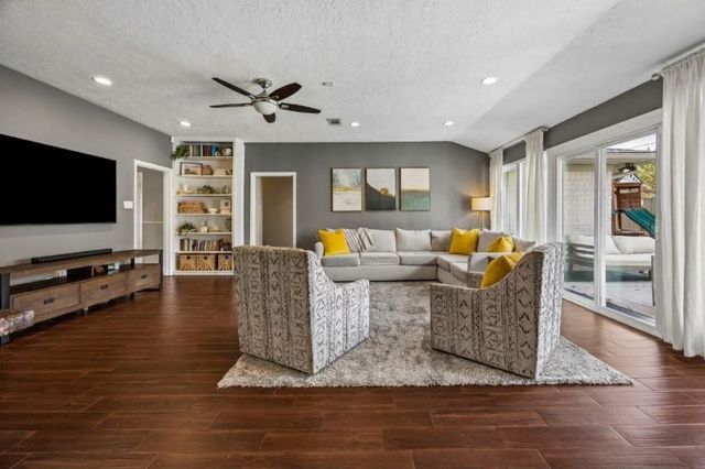 906 Walnut Bend Lane, Houston, TX 77042