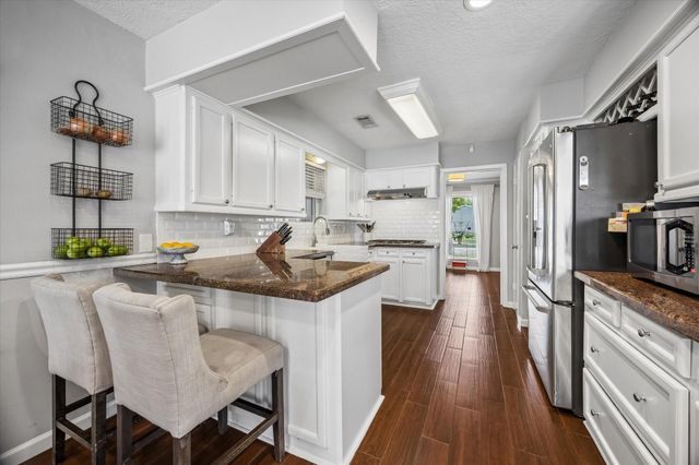 906 Walnut Bend Lane, Houston, TX 77042