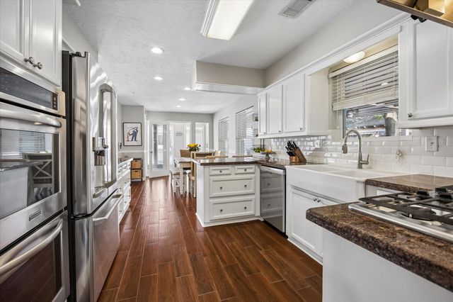 906 Walnut Bend Lane, Houston, TX 77042