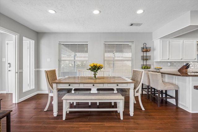 906 Walnut Bend Lane, Houston, TX 77042