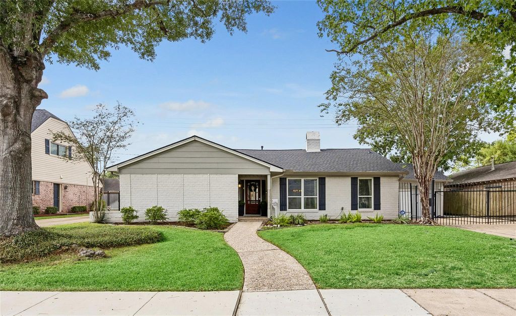 906 Walnut Bend Lane, Houston, TX 77042